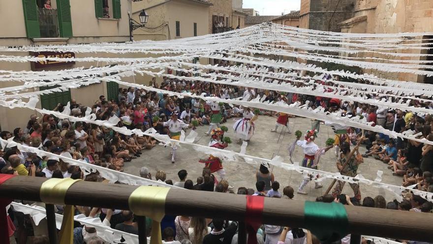 Los &#039;Cossiers&#039; de Algaida tumban al &#039;dimoni&#039; tras la misa en honor a Sant Jaume