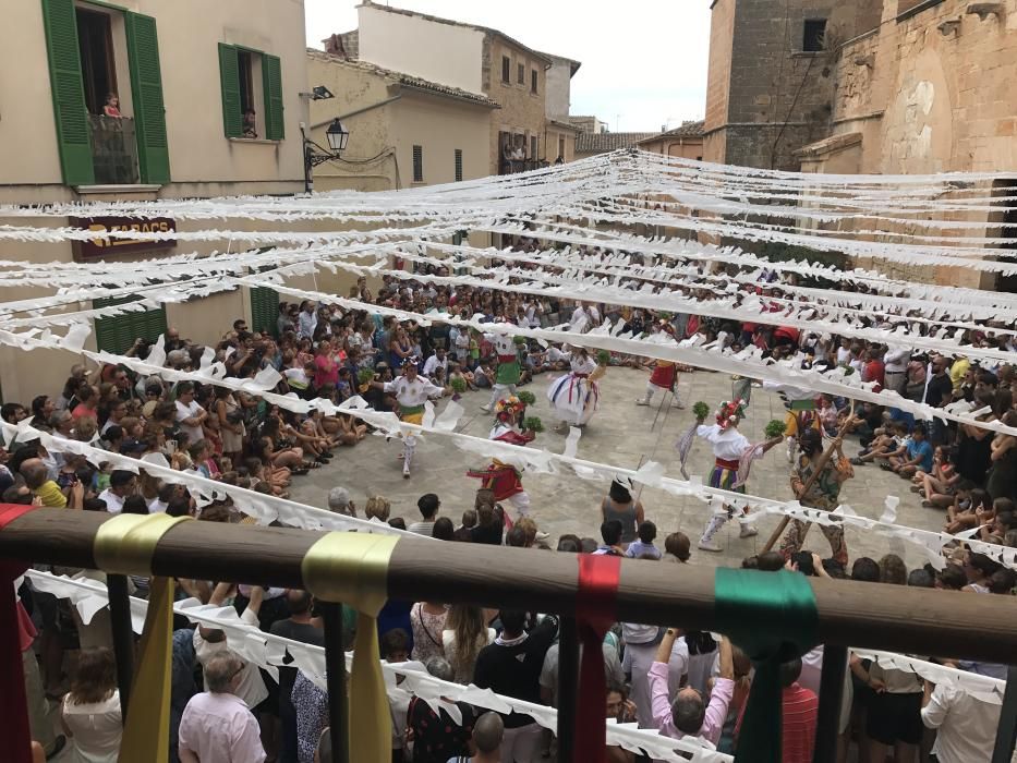 Los 'Cossiers' de Algaida tumban al 'dimoni' tras la misa en honor a Sant Jaume