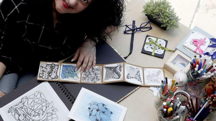 Sofía Vázquez en su estudio con algunos de sus bocetos de Zentangle.