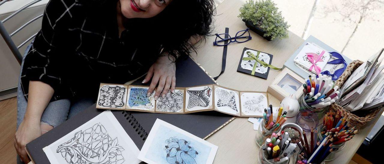 Sofía Vázquez en su estudio con algunos de sus bocetos de Zentangle.