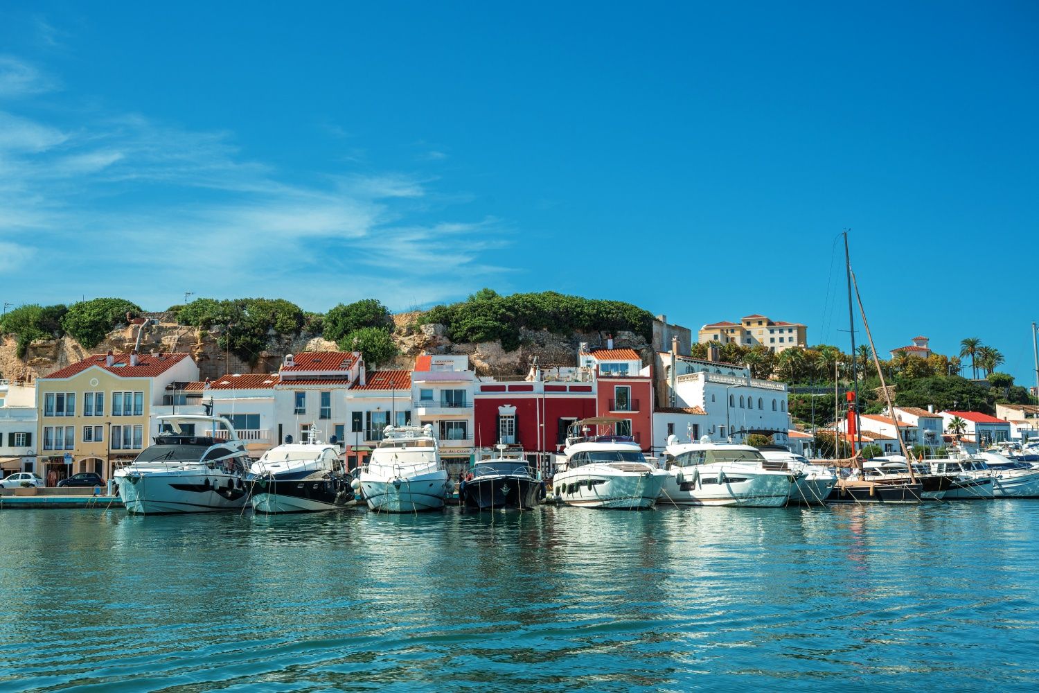 Antiguas casas de pescadores en el puerto de Maó.