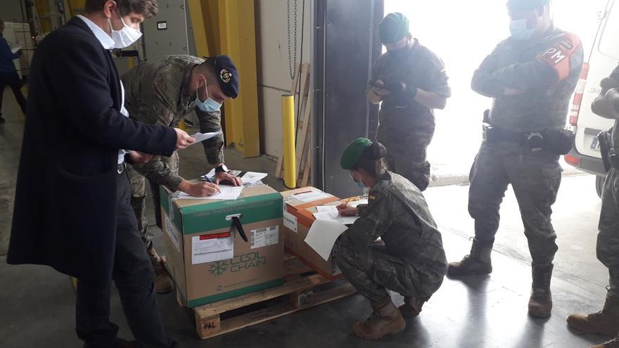 El Ejército custodia las vacunas Janssen en su viaje a Canarias