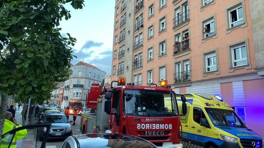 Rompen una ventana para auxiliar a una mujer histérica