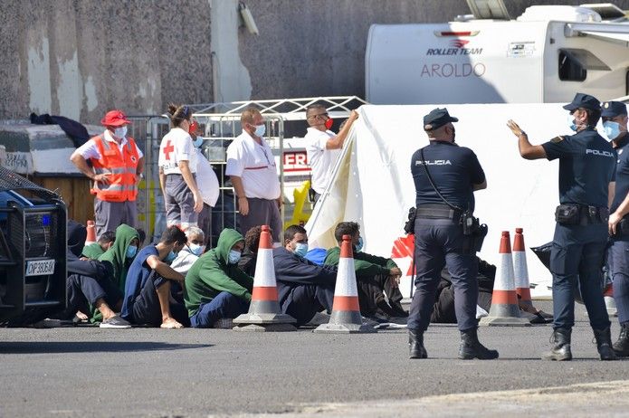 Llegada de inmigrantes al muelle de Arguineguín