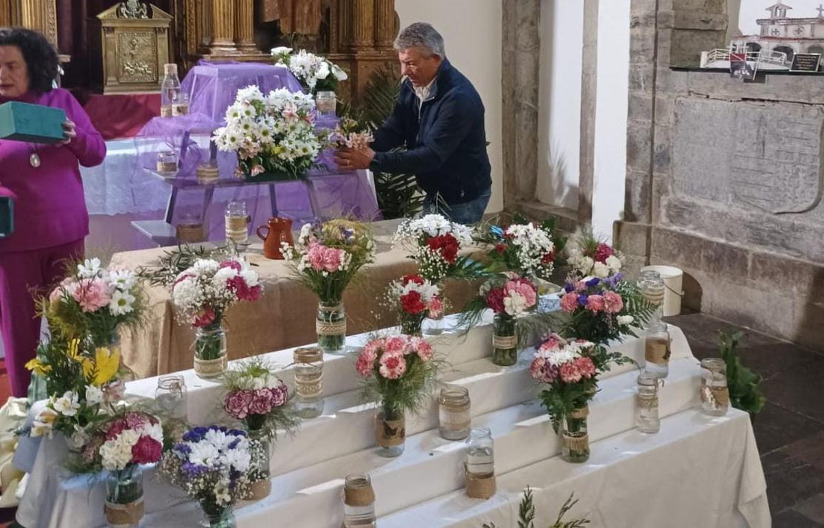 Integrantes de la hermandad preparando el monumento floral.