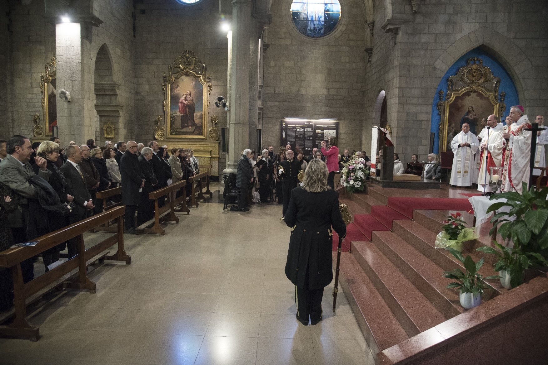 El bisbe defensa els oficis tradicionals a la missa de la Llum que ha omplert el Carme