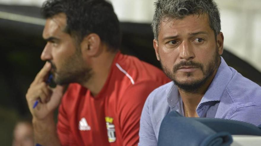 El entrenador Gustavo Munúa en el banquillo del Cartagonova durante el encuentro ante el Granada B.