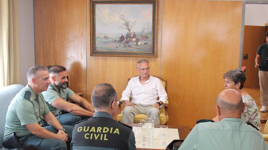 El Delegado del Gobierno recibe a los guardias civiles que salvaron a un niño en Ruecas.