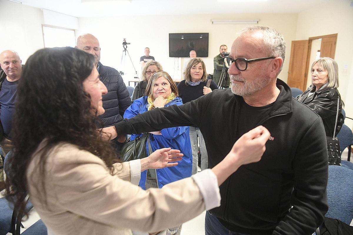 La alcaldesa saliente, María Pan, y el exalcalde, Óscar García Patiño, se abrazan al término de la comparecencia.