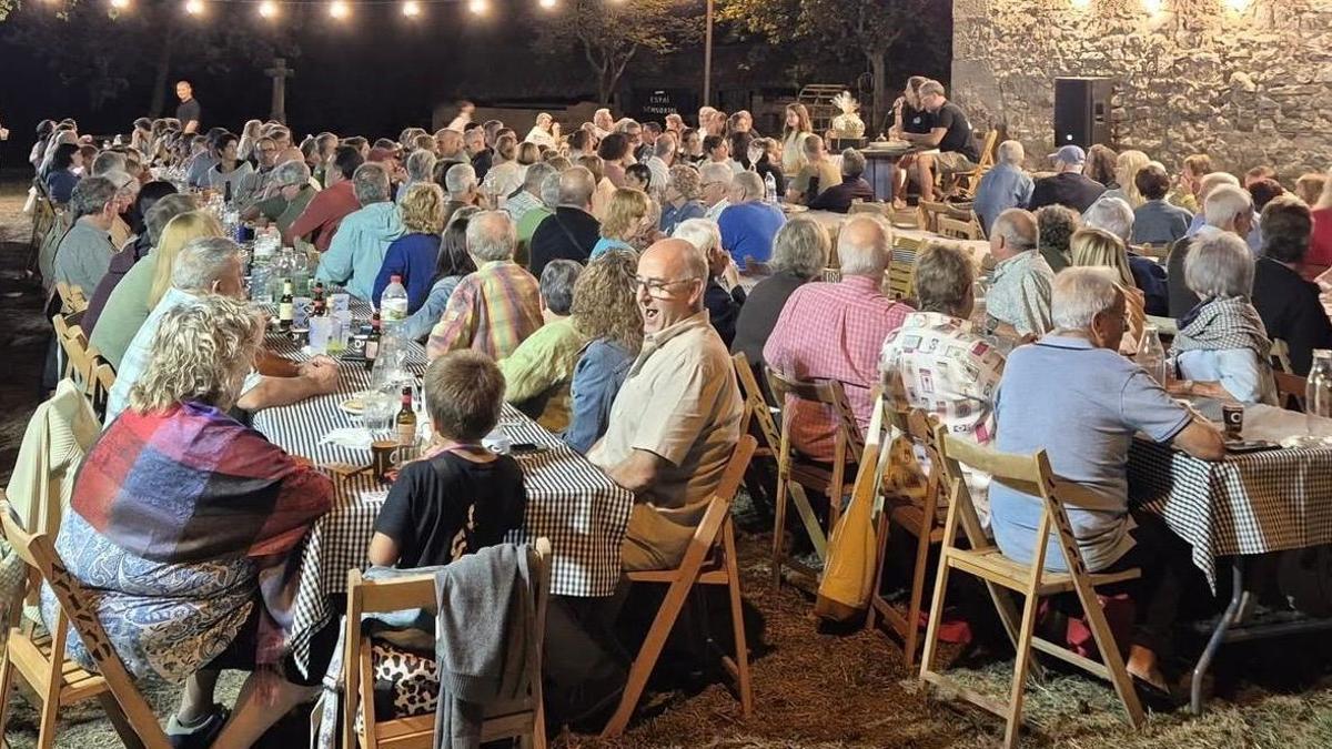 El participat sopar popular de la Festa Major de Santa Eugènia de Relat