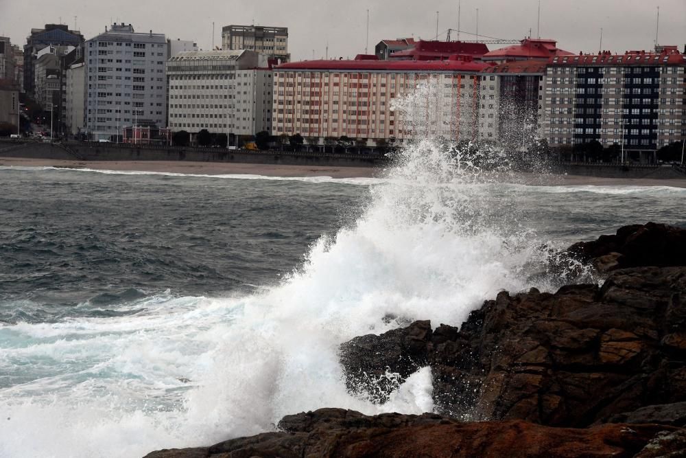 La alerta naranja continúa en el mar. El acceso a las playas y a la torre de Hércules permanece restringido.