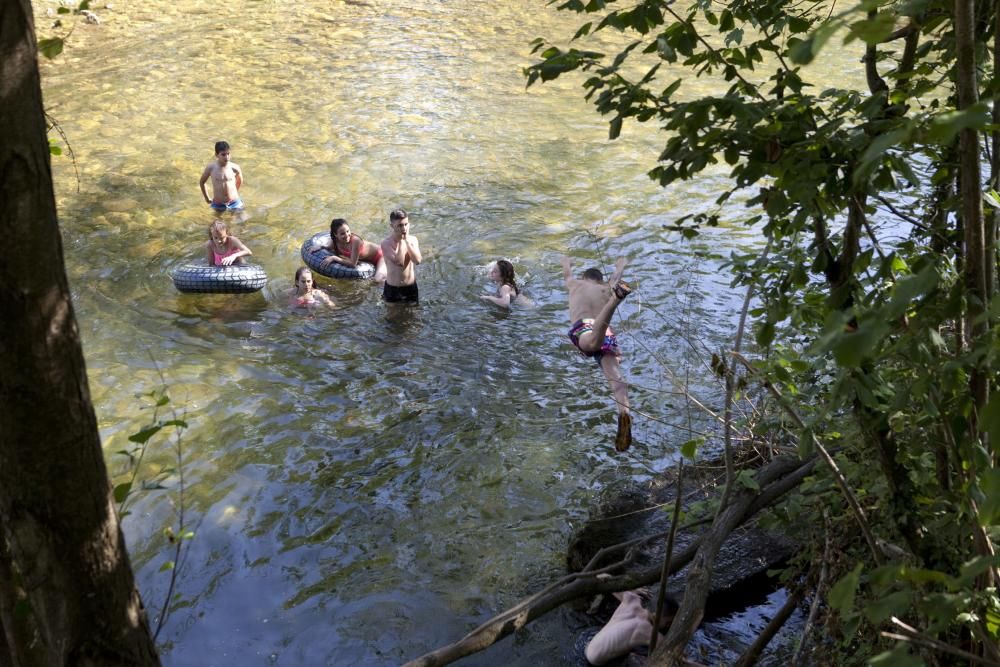 Bañistas en el río Nalón a su paso por Laviana.