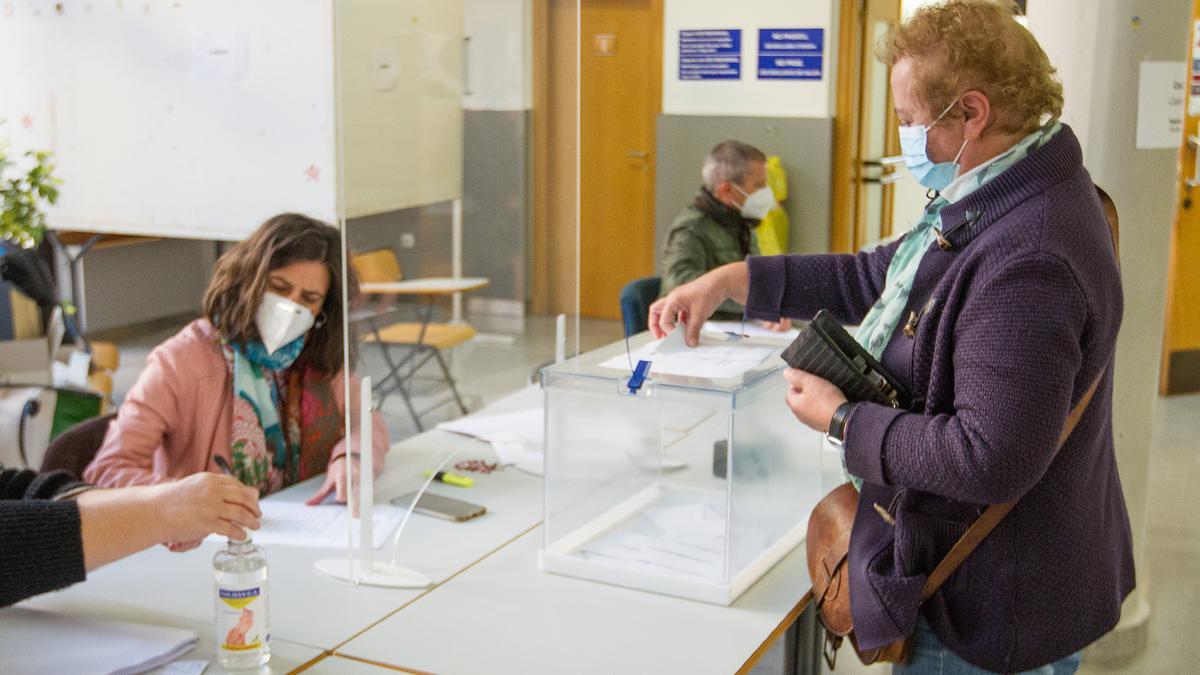 Los catedráticos Amparo Navarro y José Vicente Cabezuelo se disputan este jueves el Rectorado de la UA