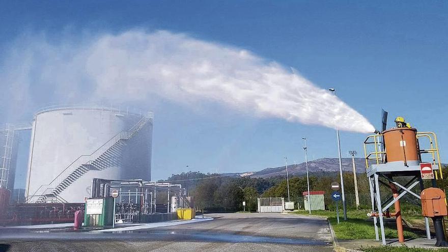 Bomberos reduciendo el derrame de metanol en el simulacro de Foresa. // N.P.