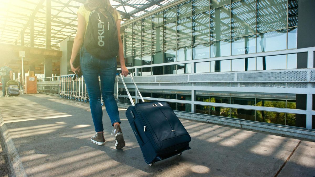 Trabajo en un aeropuerto y tengo claro lo que tienes que hacer para que tu maleta salga la primera de la cinta