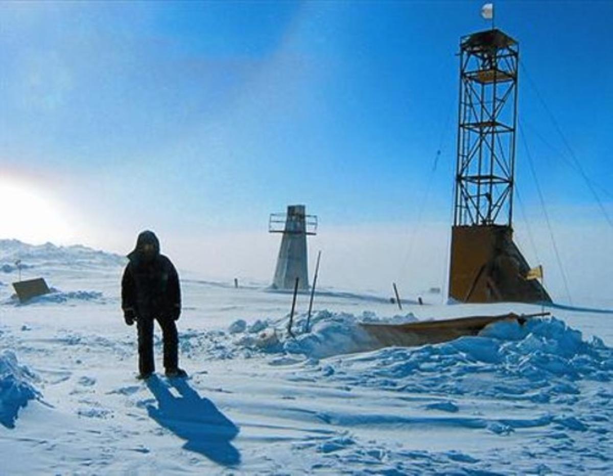 Un investigador rus, al costat de la maquinària de perforació sobre el llac Vostok, a l’Antàrtida. Un investigador rus, al costat de la maquinària de perforació sobre el llac Vostok, a l’Antàrtida.