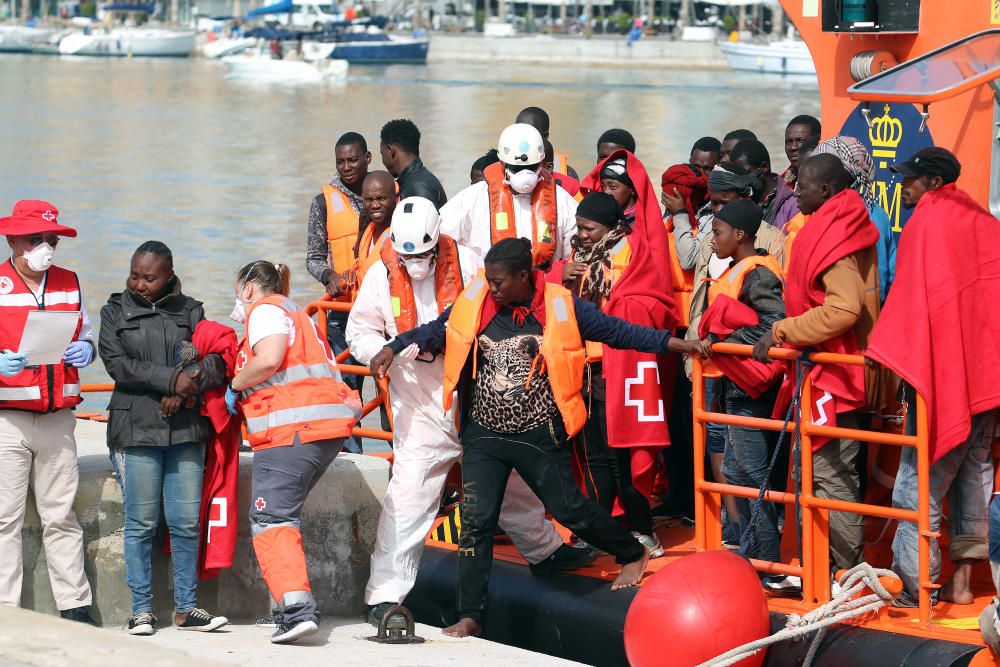 Una nueva embarcación, con 53 inmigrantes a bordo, es localizada y rescatada frente a la costa malagueña