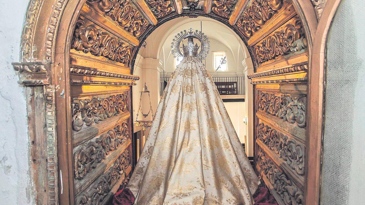 Imagen de la ermita del Vaquero desde el espacio posterior a su altar.