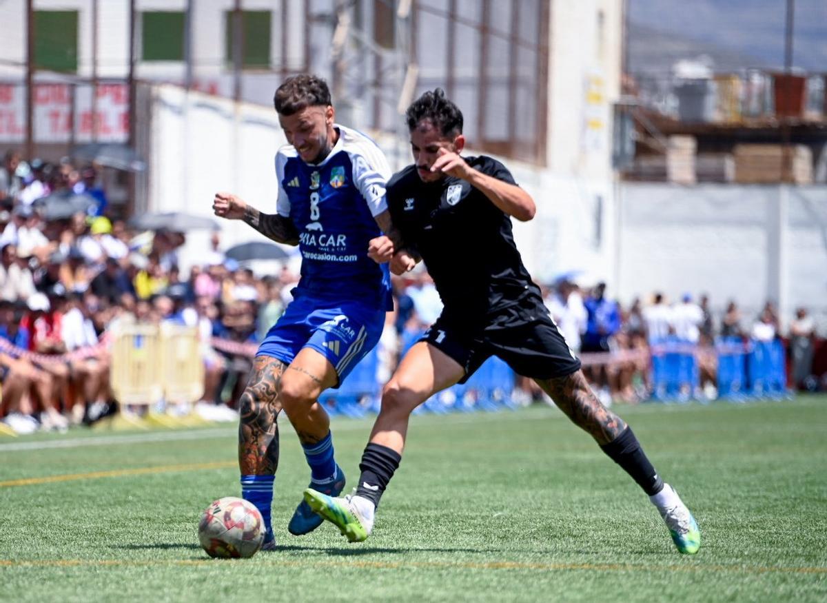 Kilian Alemán pugna con Sergio Suárez.
