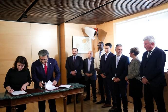 Firma en Madrid del acuerdo de investidura de Pedro Sánchez entre el PSOE y NC