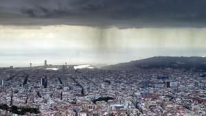 Una nube de lluvia descargando sobre Barcelona