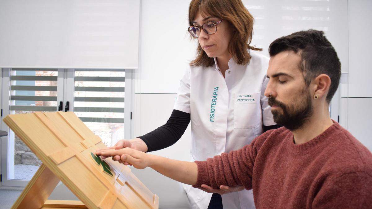 Laia Sallés, especialista en fisioteràpia neurocognitiva, durant una sessió amb un pacient