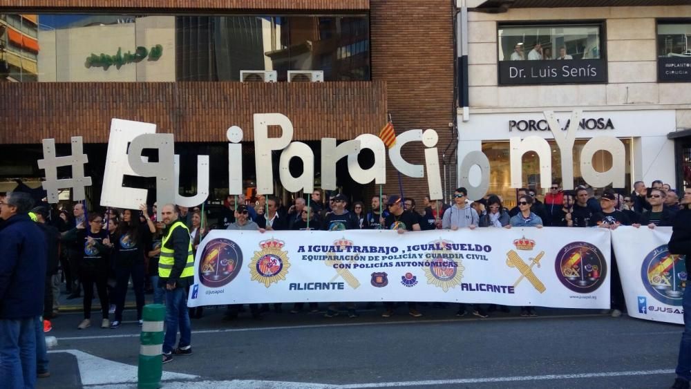 Agentes de la provincia de Alicante en la protesta de València.