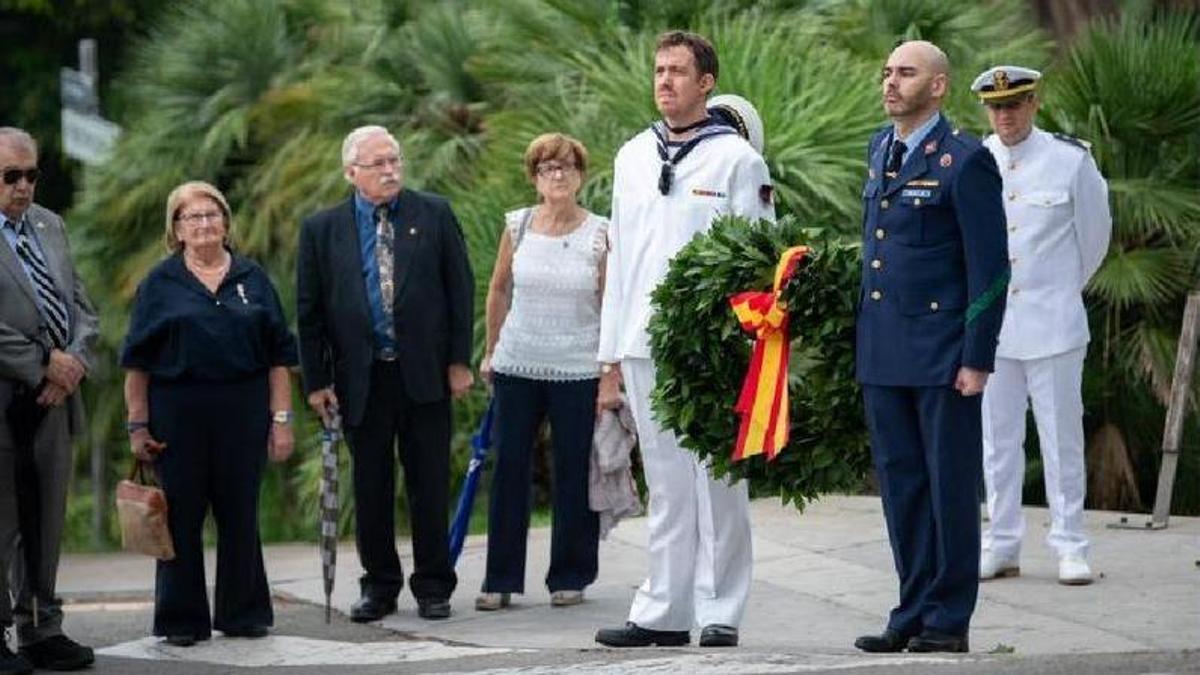 Entrega de una corona durante el homenaje en Montjuic al teniente de navío Juan Manuel Durán, pionero de la aeronáutica militar muerto en aguas de Barcelona hace un siglo.