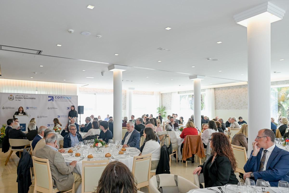 Salón con los asistentes al evento.