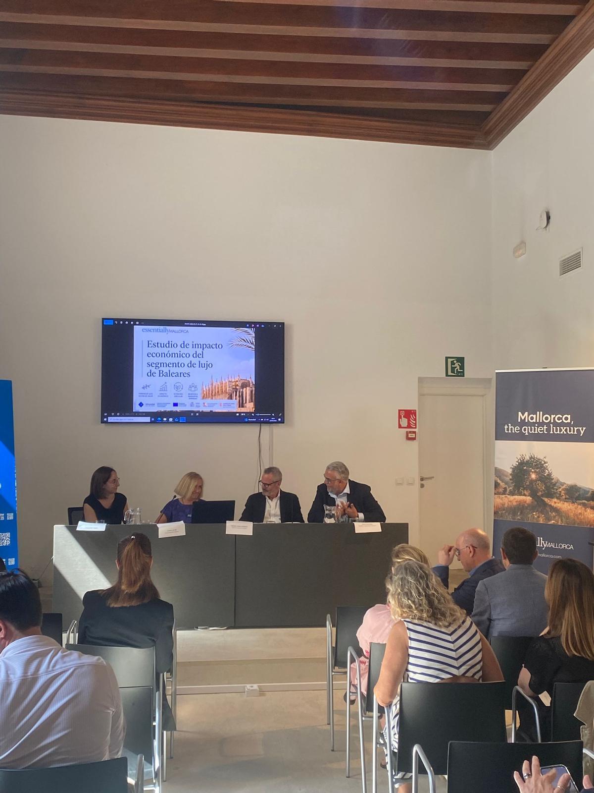 Momento de la intervención de los expertos en el análisis del turismo de lujo