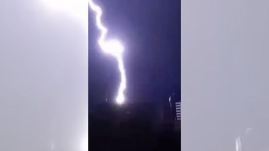 Una cámara capta a un rayo cayendo sobre un edificio en el corazón de Zaragoza