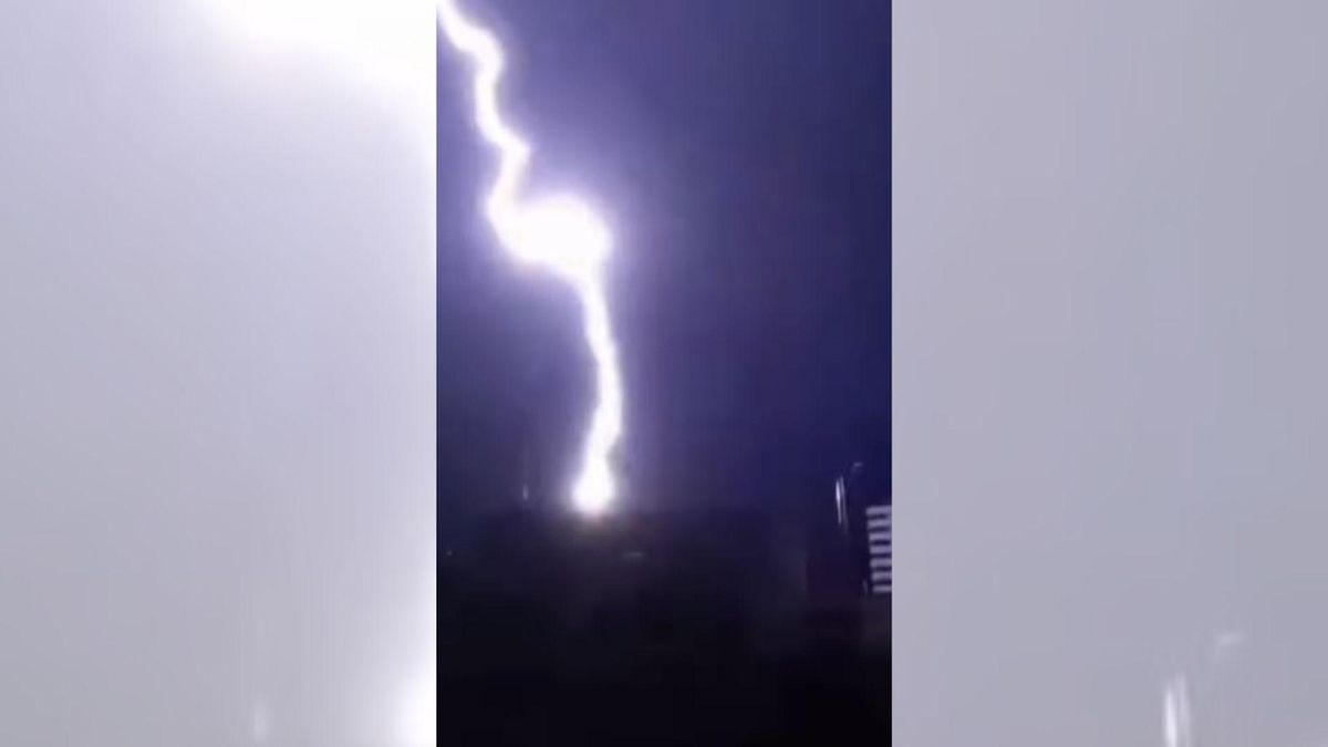 Imagen del rayo cayendo sobre el edificio de Zaragoza.