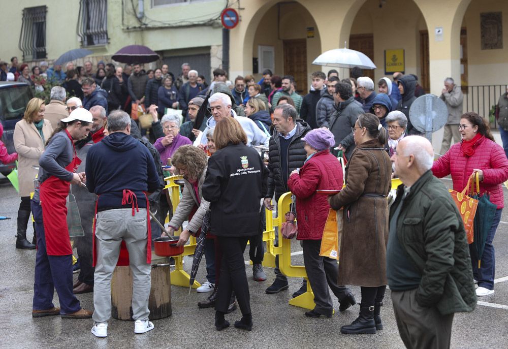 Reparto de calderas en Albalat dels Tarongers en día de su patrona.