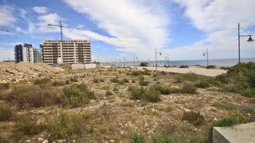 Torres junto al mar que se construyen junto a la parcela en la que se paraliza ahora el trámite.