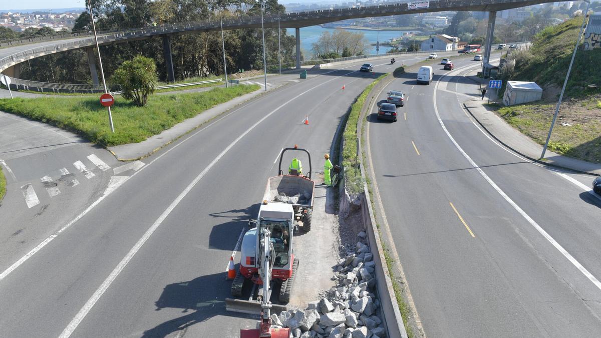 Confusión y quejas tras el cierre de uno de los accesos a As Xubias, en A Coruña, por los trabajos previos a la demolición del viaducto