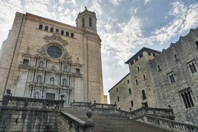 En la Catedral de Girona se filmó una de las escenas más icónicas de Game Of Thrones: el recorrido a caballo de Jamie Lannister para evitar la penitencia y la humillación pública de Margaery Tyrell.