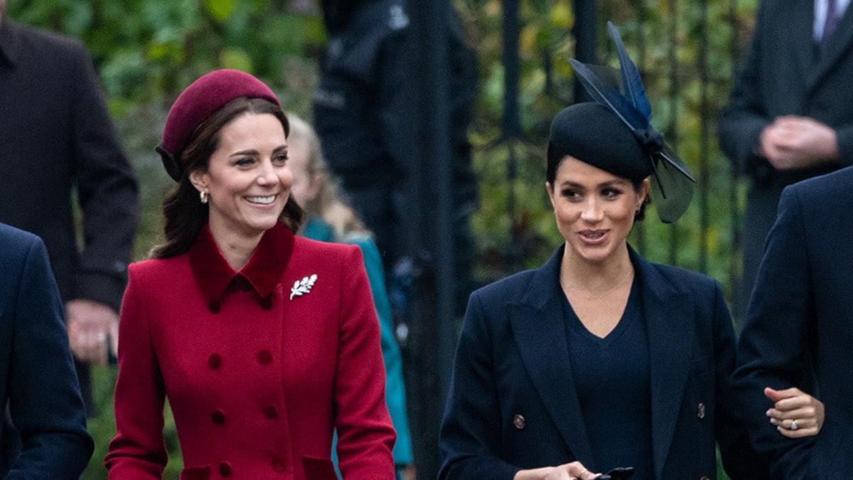 Meghan Markle (derecha) vestida por Victoria Beckham