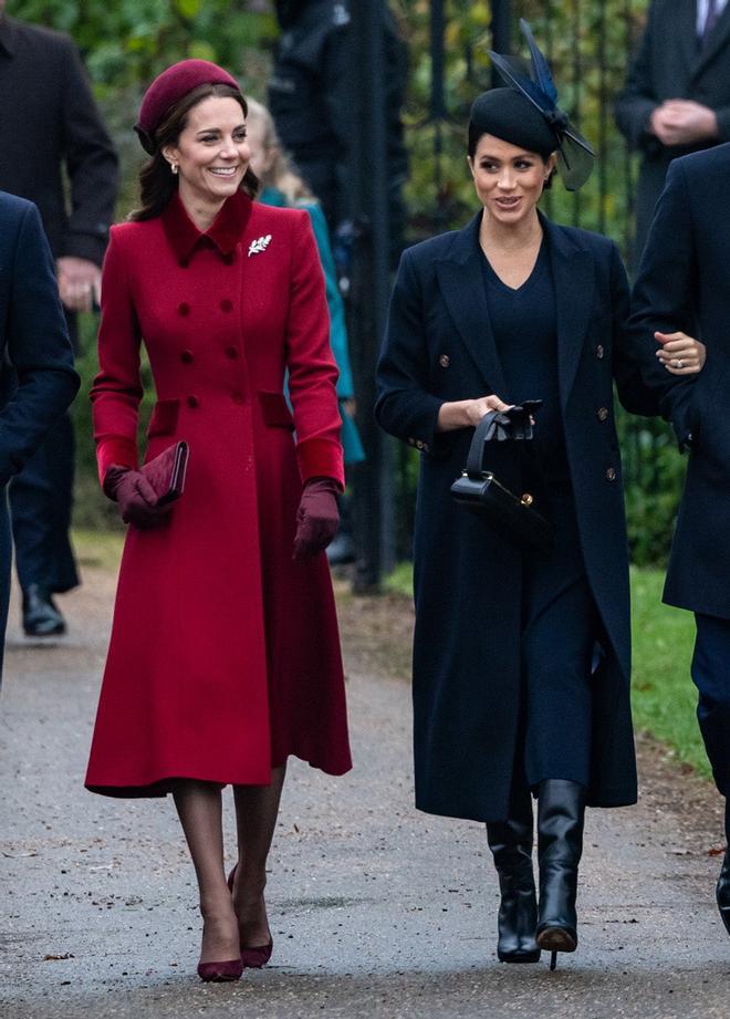 Meghan Markle (derecha) vestida por Victoria Beckham