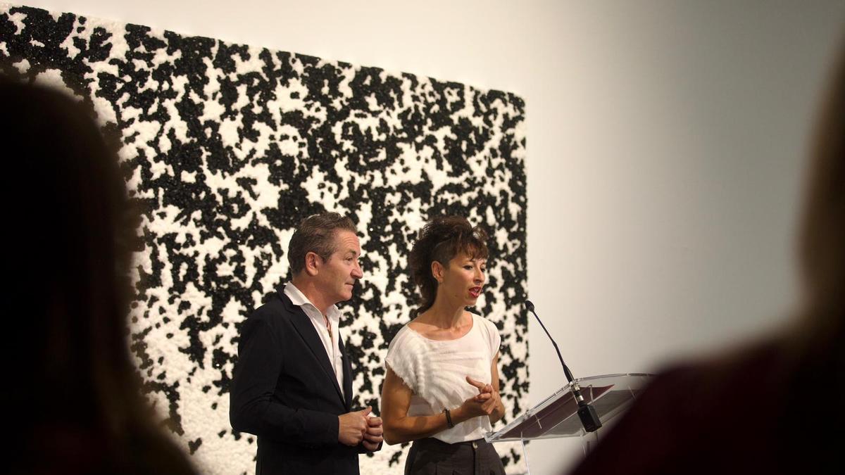 Bugeda y Garriga, durante la presentación de la exposición 'Verse Expuest_'.