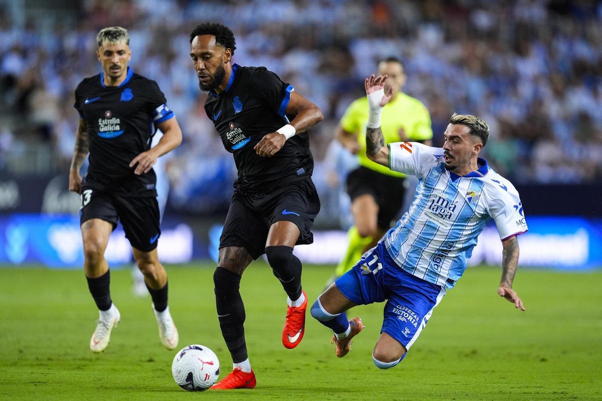 Pierre-Emerick Aubameyang y Joaquín Muñoz en el Málaga-Deportivo