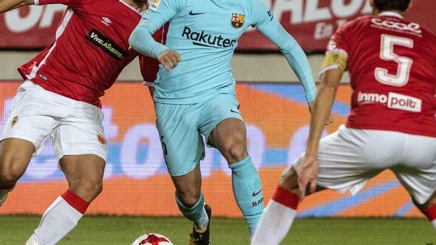 Deulofeu conduce el balón ante la presión de dos jugadores del Murcia.