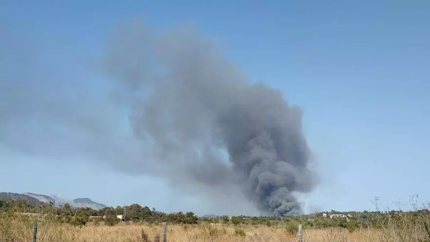 El incendio en las vaquerías de Santa Maria se reaviva tras darse por extinguido