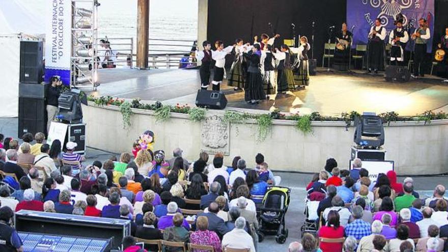 Un momento de las actuaciones en el palco de la música de Moaña.  // Carmen Giménez