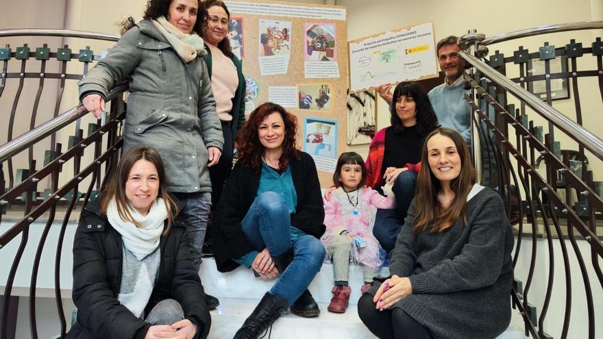 De izquierda a derecha, las profesoras Beatriz Vijande, Isabel Fernández, Noelia Mieres, Juana Conrado,  Noemi González y Ana Fernández con Lluis Orviz, director del centro. Con ellas aparece la pequeña Lluna González. | |  A. G.-