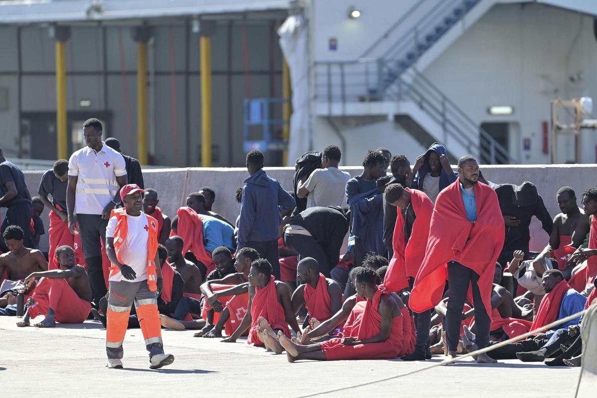 Un cayuco con 169 personas llega por sus propios medios a El Hierro.