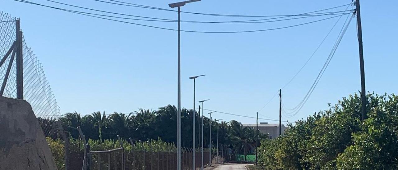 Imagen de las  nuevas farolas de los caminos rurales de Los Pérez