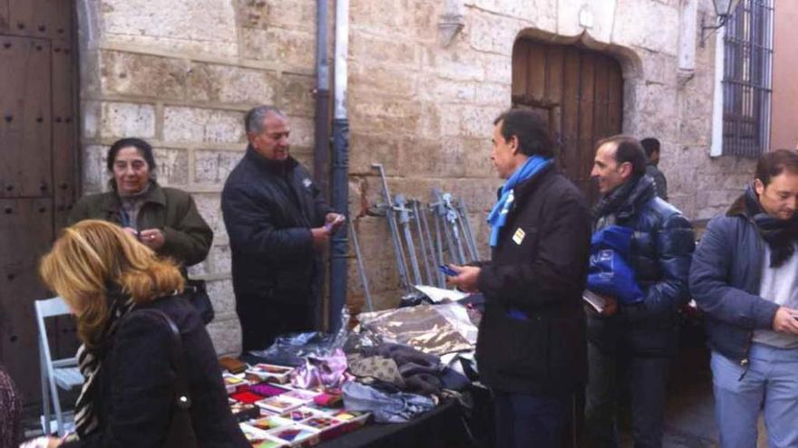 Martínez Maíllo, ayer en el mercadillo de Toro junto a representantes locales del PP.