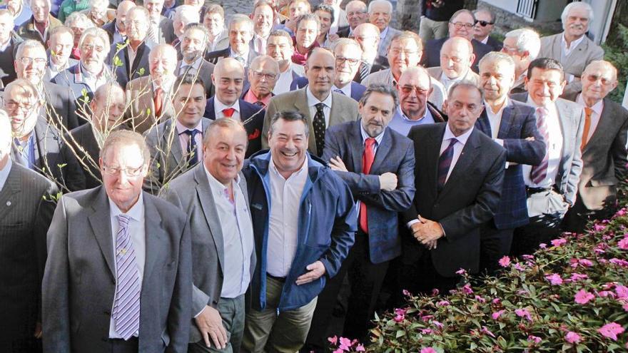 Asistentes al homenaje de la Peña Puente de Mando a la Guardia Civil y Policía Nacional