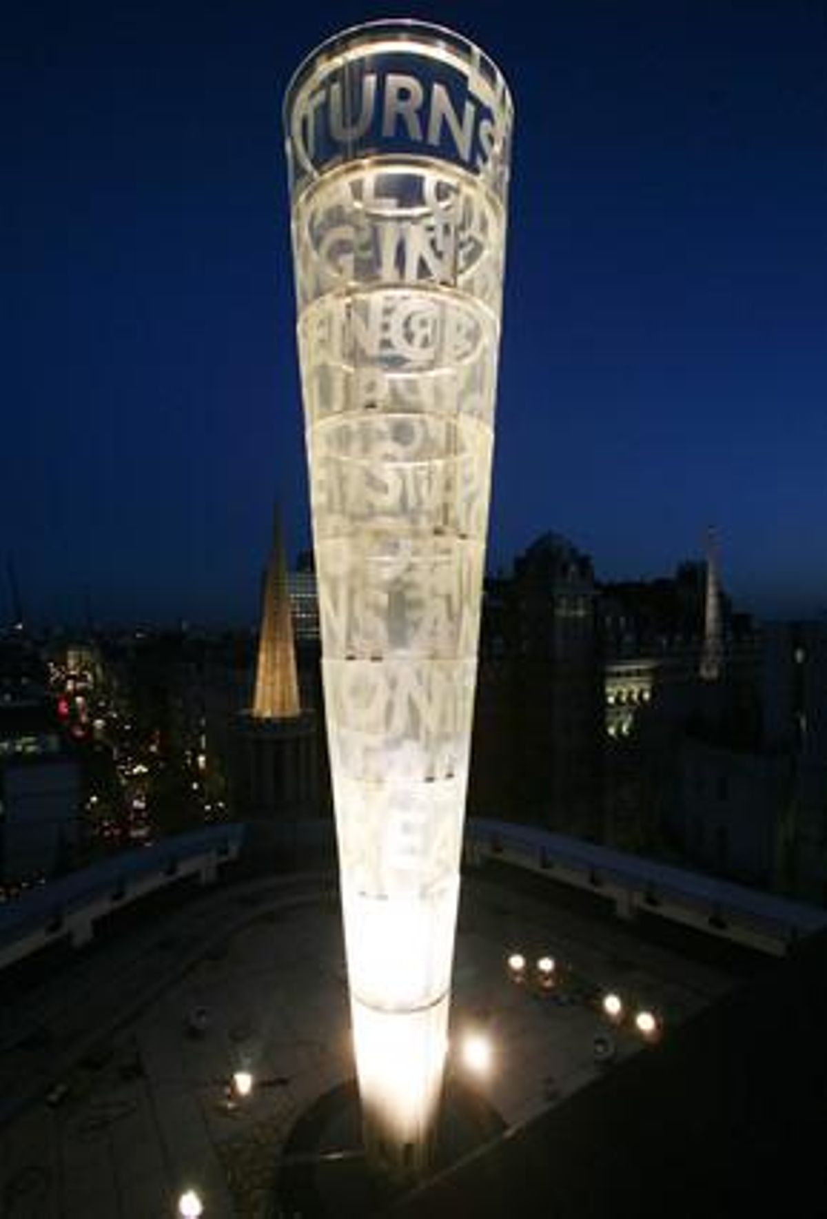 Escultura de Plensa al Memorial dedicat als periodistes caiguts a Londres.
