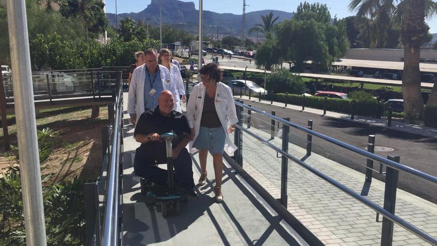 AMFI comprueba la accesibilidad de la nueva entrada al hospital de Elda